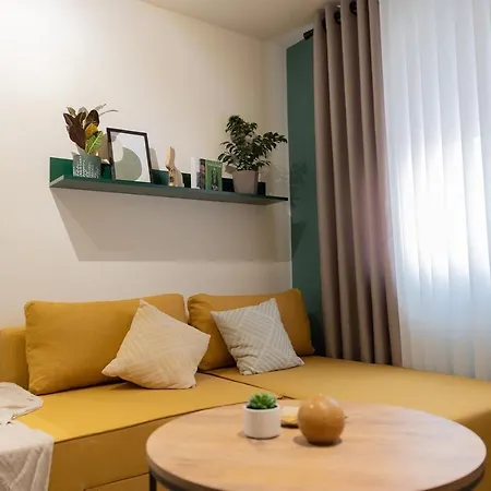 Kiwi 1+1 Apartament 티라나